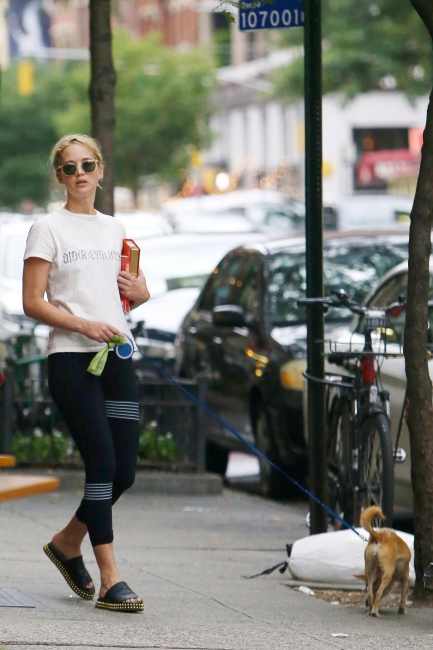 jennifer-lawrence-out-in-nyc-picturepub-14.jpg