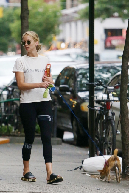 jennifer-lawrence-out-in-nyc-picturepub-15.jpg