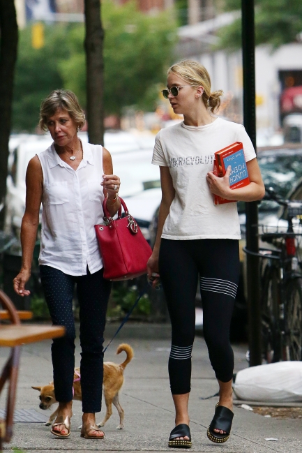 jennifer-lawrence-out-in-nyc-picturepub-19.jpg
