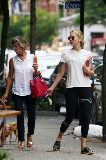 jennifer-lawrence-out-in-nyc-picturepub-20.jpg