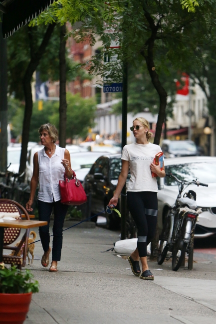 jennifer-lawrence-out-in-nyc-picturepub-23.jpg