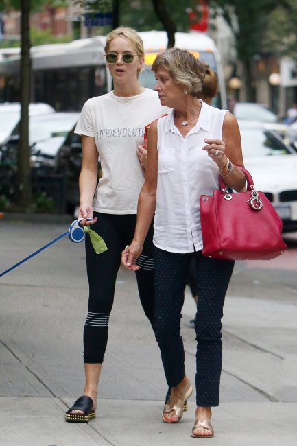 jennifer-lawrence-out-in-nyc-picturepub-28.jpg
