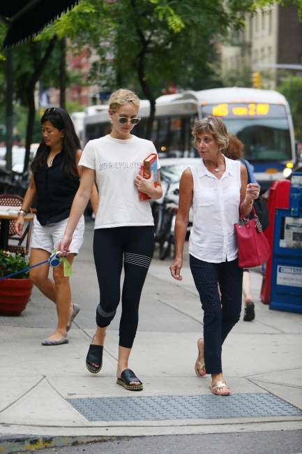 jennifer-lawrence-out-in-nyc-picturepub-29.jpg