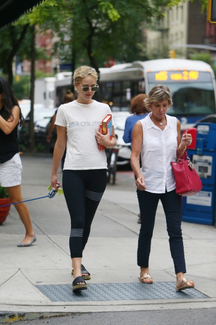 jennifer-lawrence-out-in-nyc-picturepub-30.jpg