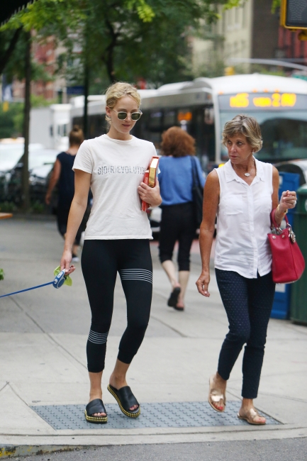 jennifer-lawrence-out-in-nyc-picturepub-31.jpg