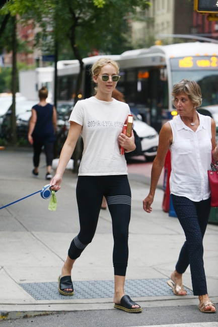 jennifer-lawrence-out-in-nyc-picturepub-32.jpg