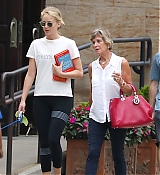 jennifer-lawrence-out-in-nyc-picturepub-10.jpg
