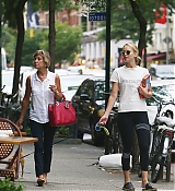 jennifer-lawrence-out-in-nyc-picturepub-25.jpg